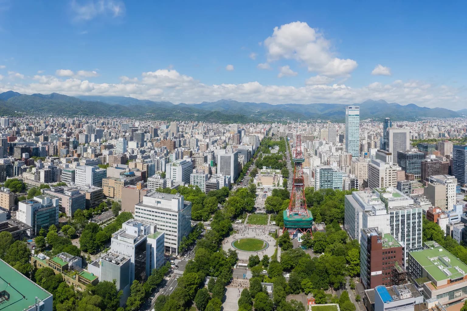 札幌市中心部の街並み。大通公園とテレビ塔周辺